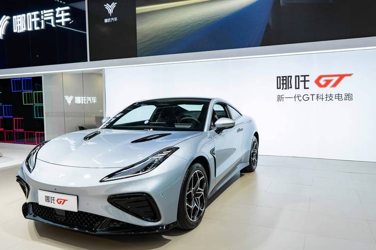 深圳82哪吒汽车在智能汽车领域的表现，领途汽车在新能源汽车市场中的影响力